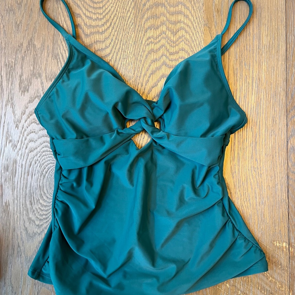 🎊Cupshe Green Twist Front Tankini top
